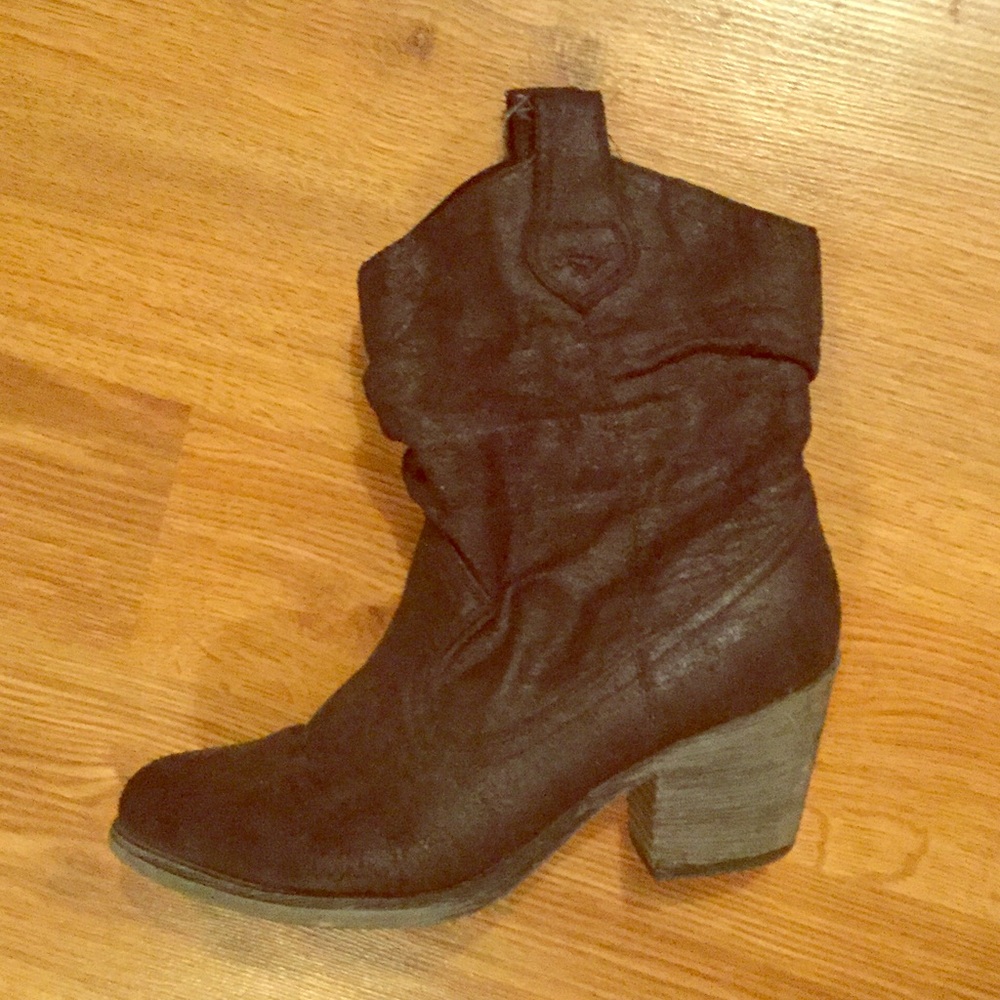 Black short cowgirl boots